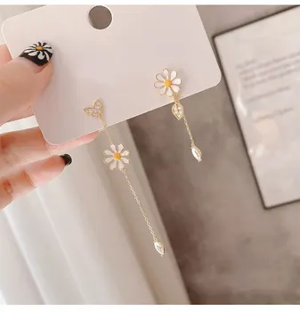 Корейски обеци Модни бижута Асиметрични обеци Маргаритка Сладък елегантен бял цвете пеперуда венчелистчета обеци за жени подарък ден